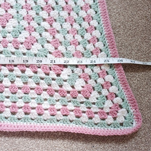 Handarbeit gehäkelt Granny Square Decke Überwurf rosa Cottagecore Homewear - Bild 9 von 10