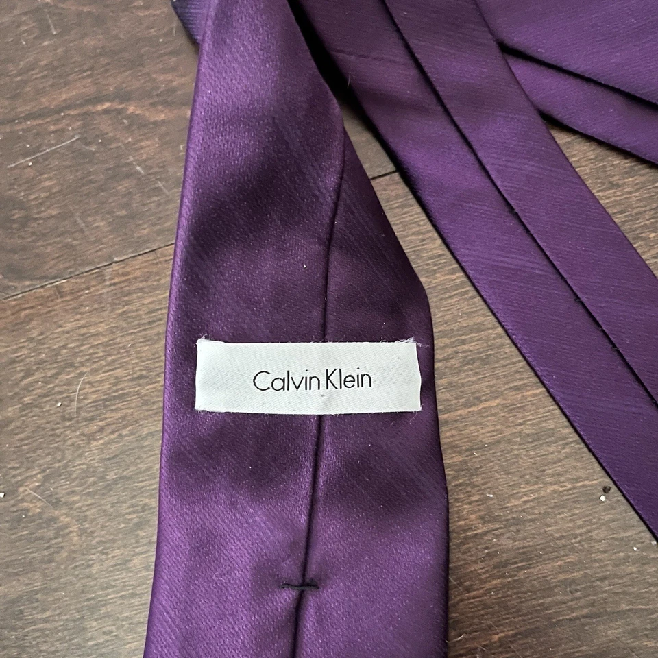 Corbata de seda púrpura Calvin Klein Foto 3 de 4