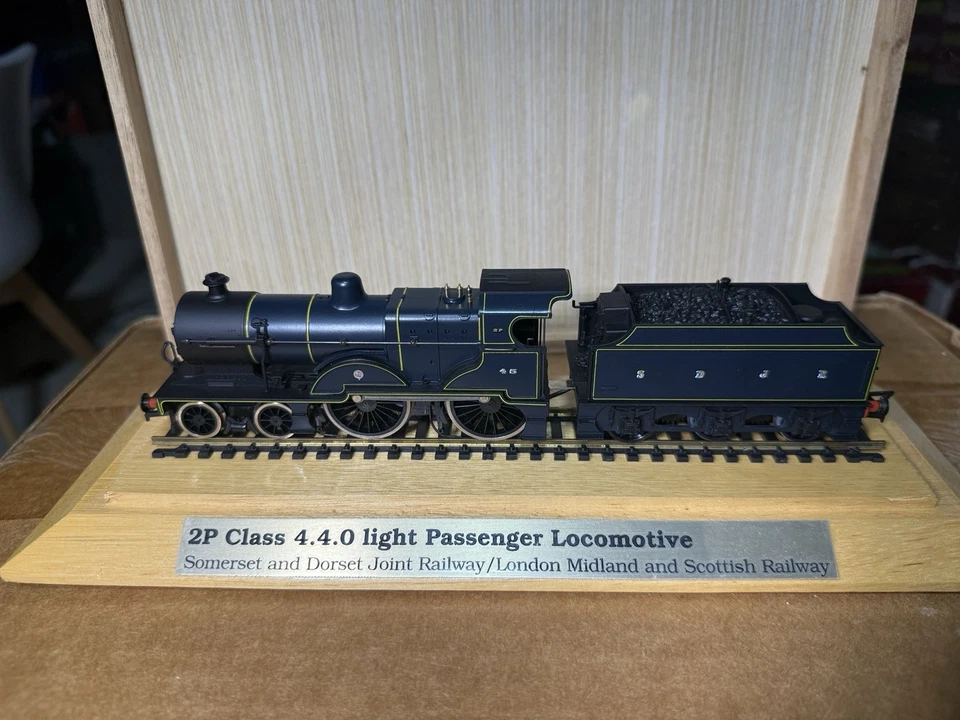 Mainline OO Gauge 4-4-0 LMS/BR Class 2P  Locomotive 45 SDJR W/Display LN RARE - Image 2 of 4