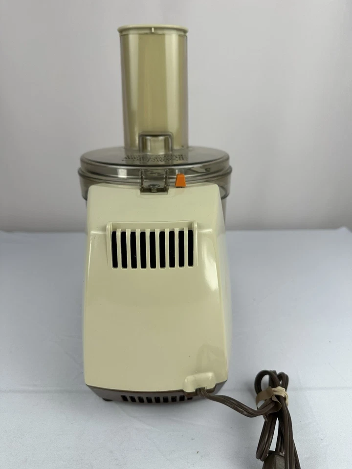 General Electric Vintage 1970s GE Food Processor. Slice, Grate And Chop. D4FP1 - Image 4 of 4