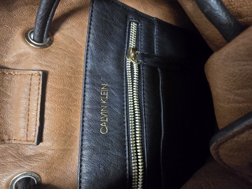 Calvin Klein Gabrianna Neuheit Bucket Schultertasche Damen schwarz mit Riemen - Bild 8 von 10