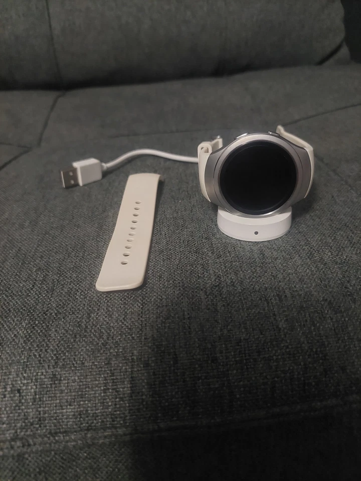 Reloj inteligente Samsung Gear S2 SM-R730A AT&T plateado/blanco + banda grande blanca apagada Foto 3 de 4