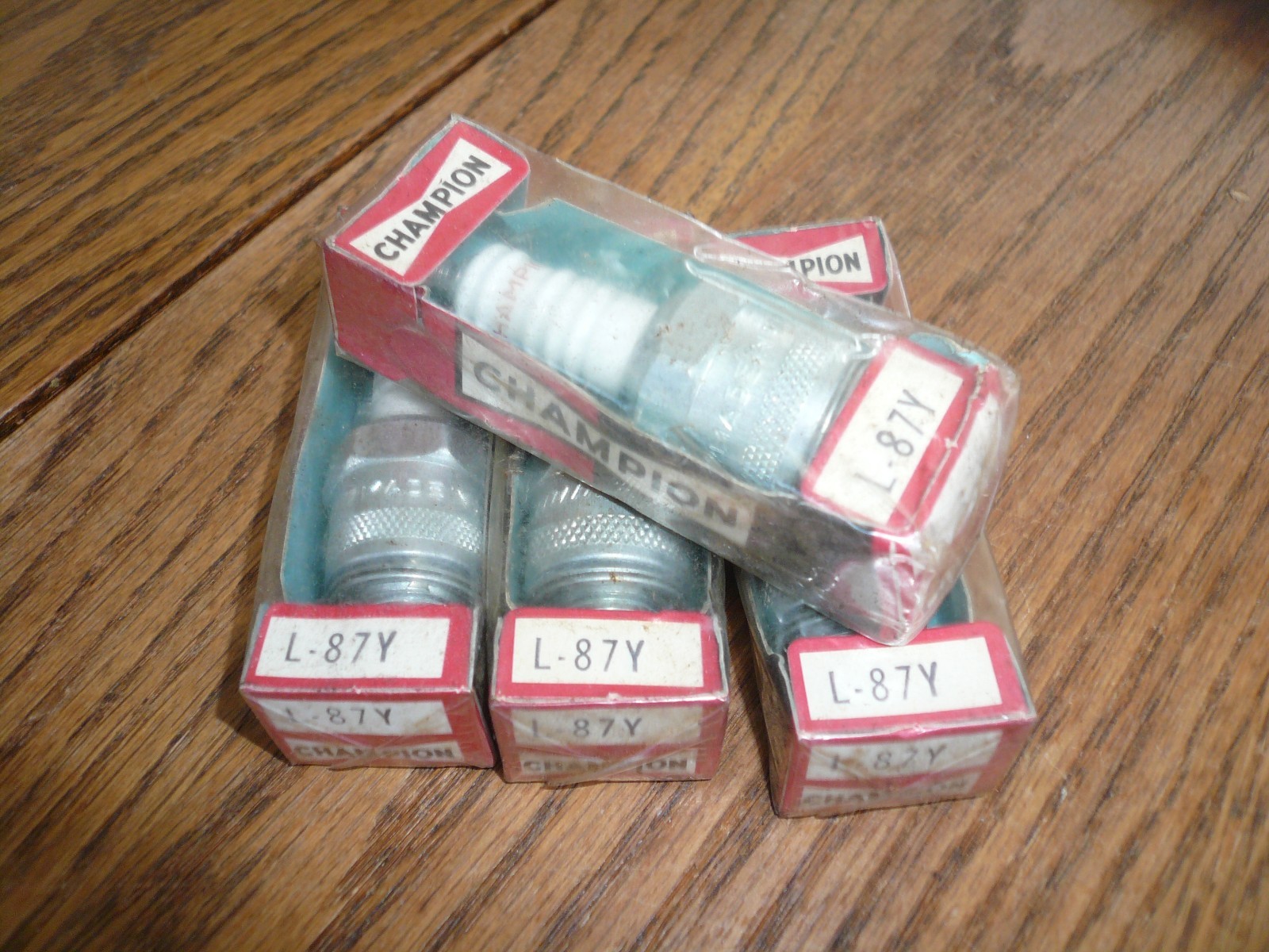VINTAGE Champion SPARK PLUGS L-87Y NOS - Qty 4  3/28