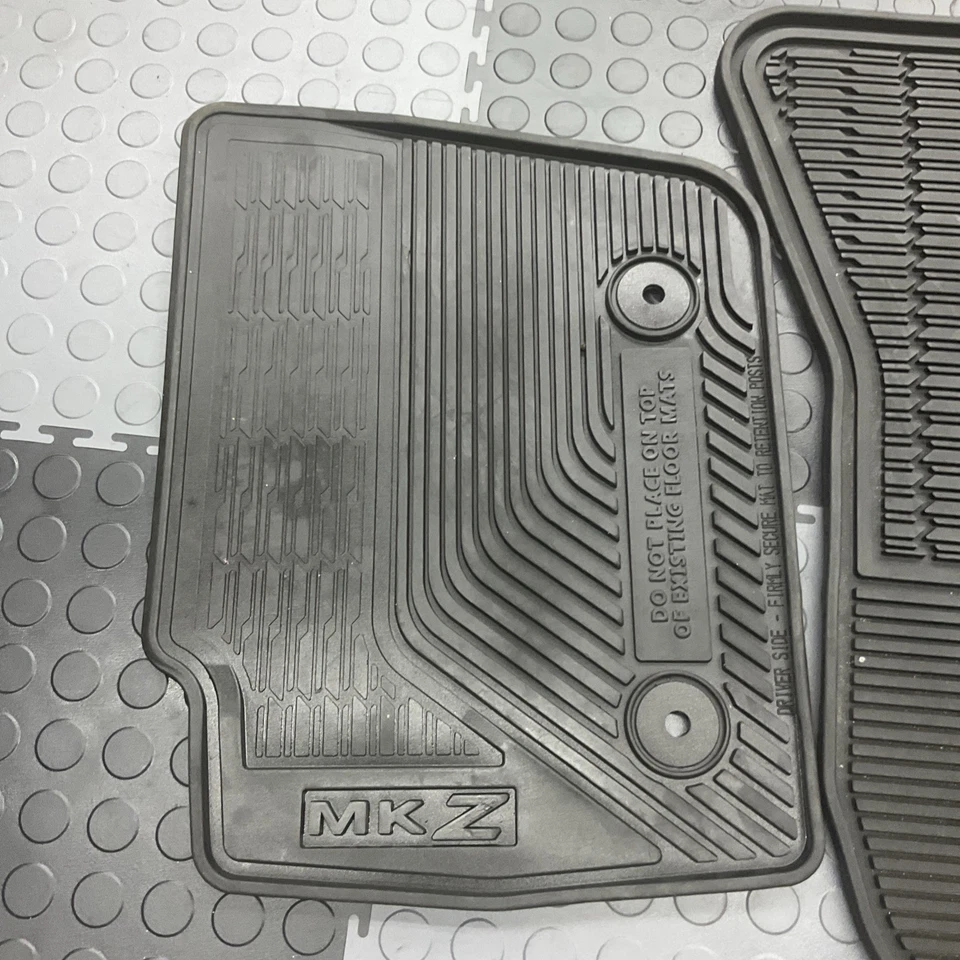 2017 LINCOLN MKZ 2 TAPETES DE ASSOALHO DE BORRACHA DIANTEIROS PARA MOTORISTA E PASSAGEIRO PRETO FABRICANTE DE EQUIPAMENTO ORIGINAL - Imagem 3 de 4