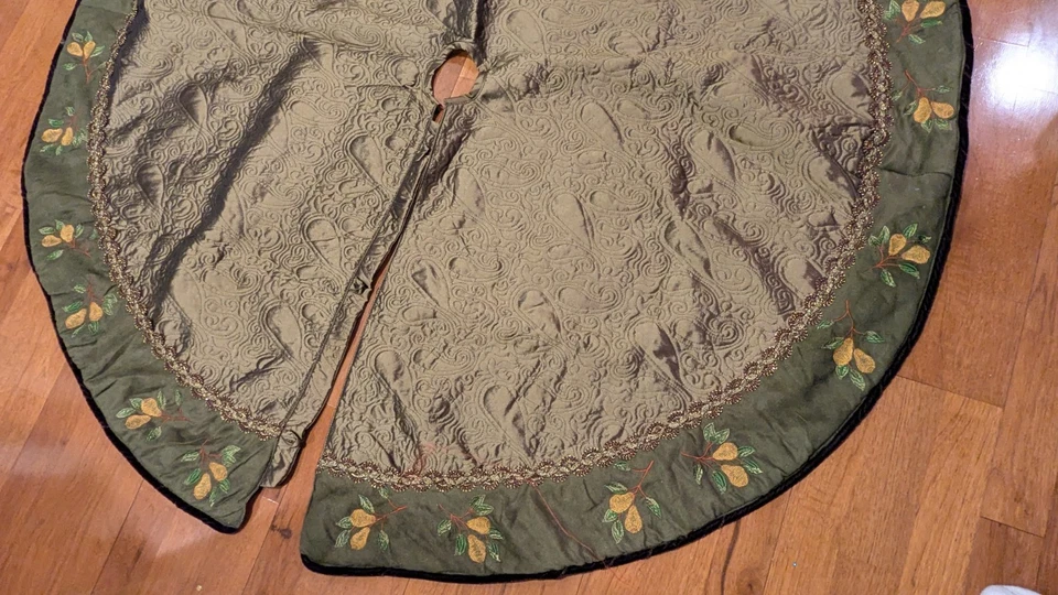 Green Embossed Velvet Embroidered Edge 52" Christmas Tree Skirt and 2 Stockings - Image 3 of 4