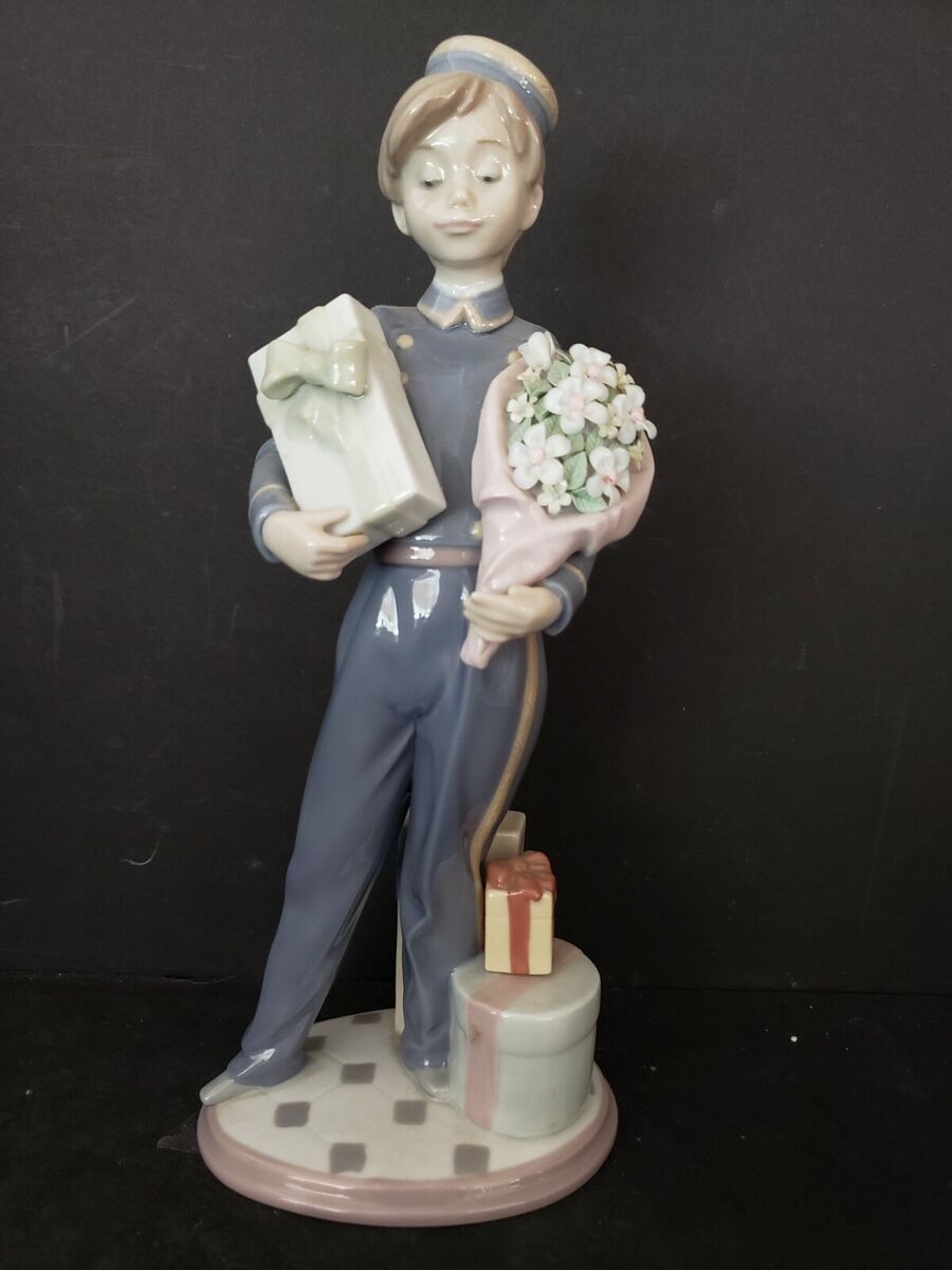 LLADRO #5783 Bellhop Boy SPECIAL DELIVERY Figurine 10.5 LLADRO #5783 Bellhop Boy SPECIAL DELIVERY Figurine 10.5