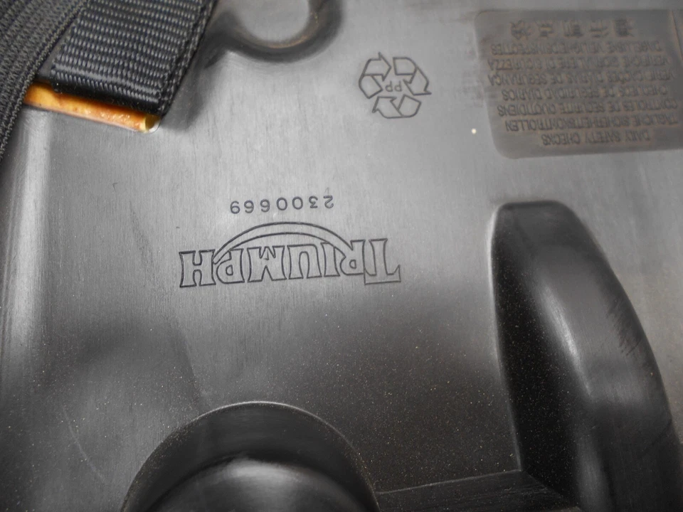 Оригинальное пассажирское сиденье для водителя Triumph Tiger 1050 2007-2012 годов выпуска 2300669 - Изображение 4 из 4