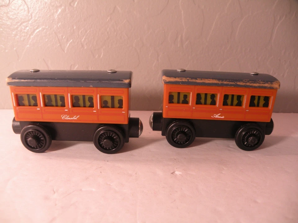Thomas & Friends Ferrocarril de Madera Iluminar Revelar Annie Clarabel Foto 3 de 4