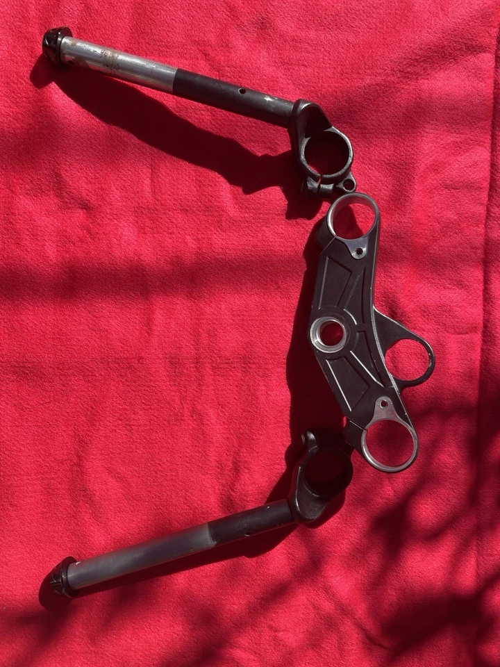 Yamaha R3 2015 manillar derecho e izquierdo, así como una abrazadera triple superior todo fabricante original Foto 2 de 4