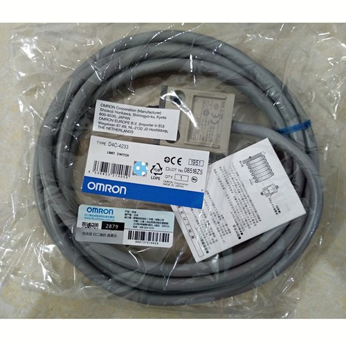 New ONE Omron D4C-4233 D4C4233 Limit Switch SPOT STOCK - Picture 1 of 2