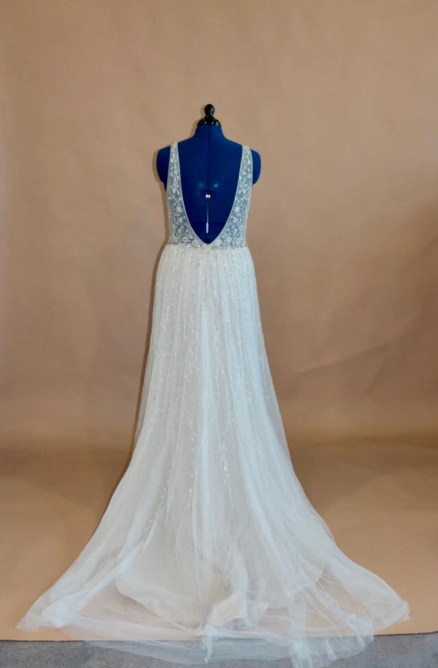 talla 18 Mon Cheri vestido de novia con cuentas, cuello en V, espalda ilusión, línea A, cinturón con cuentas Foto 2 de 4