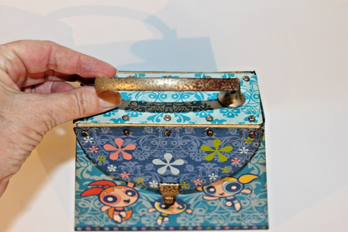 Borsa di latta in metallo 2001 vintage Powerpuff per ragazze con chiusura maniglia e fibbia IMPERFETTA - Foto 10 di 11