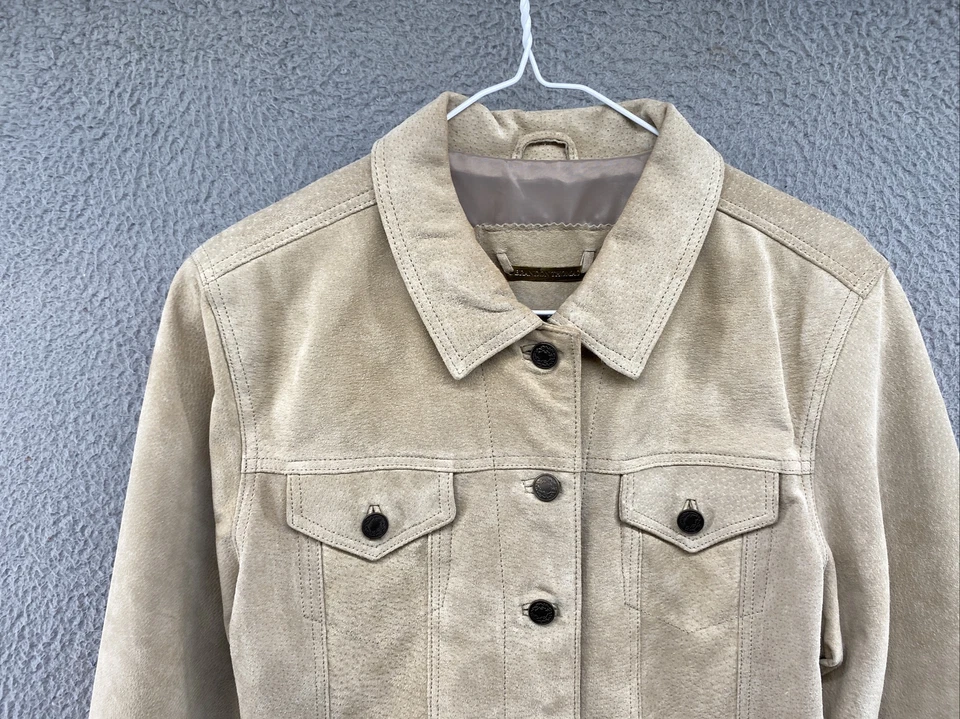 Chaqueta floral rosa bordada con botones de gamuza Brandon Thomas para mujer talla pequeña Foto 2 de 4