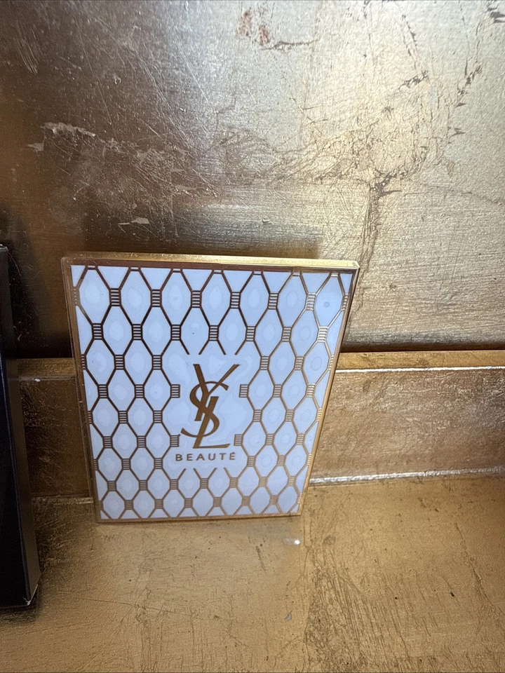 Espejo de mano compacto portátil dorado YVES SAINT LAURENT YSL BEAUTE Logo 2,25 x 3,25 Foto 2 de 2