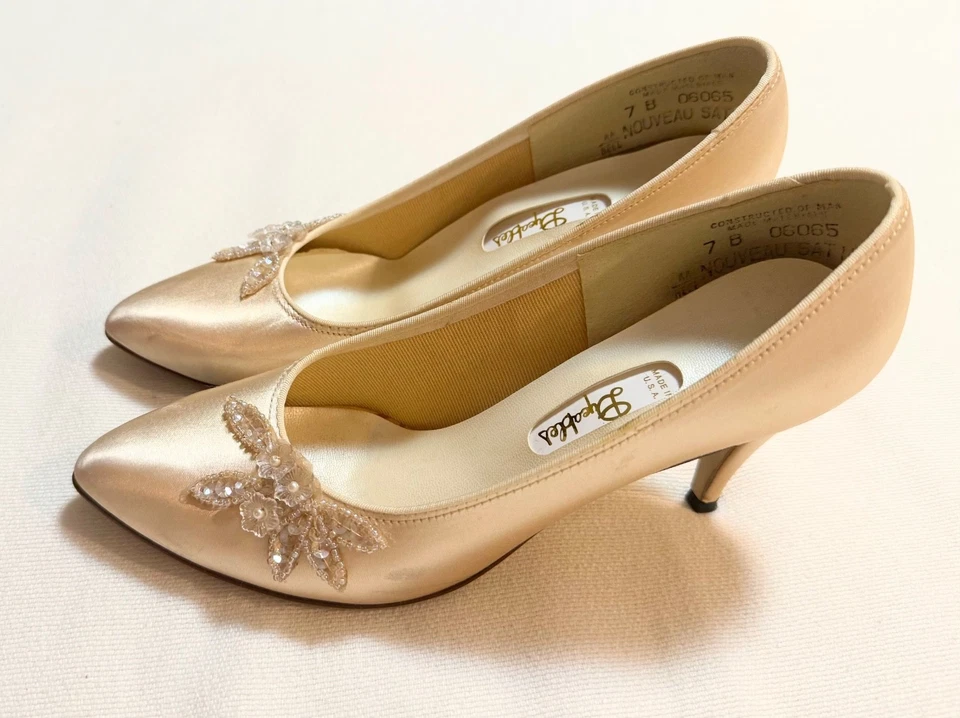Zapatos de tacón formales vintage de satén marfil teñibles con apliques de cuentas y lentejuelas talla 7 B Foto 3 de 4