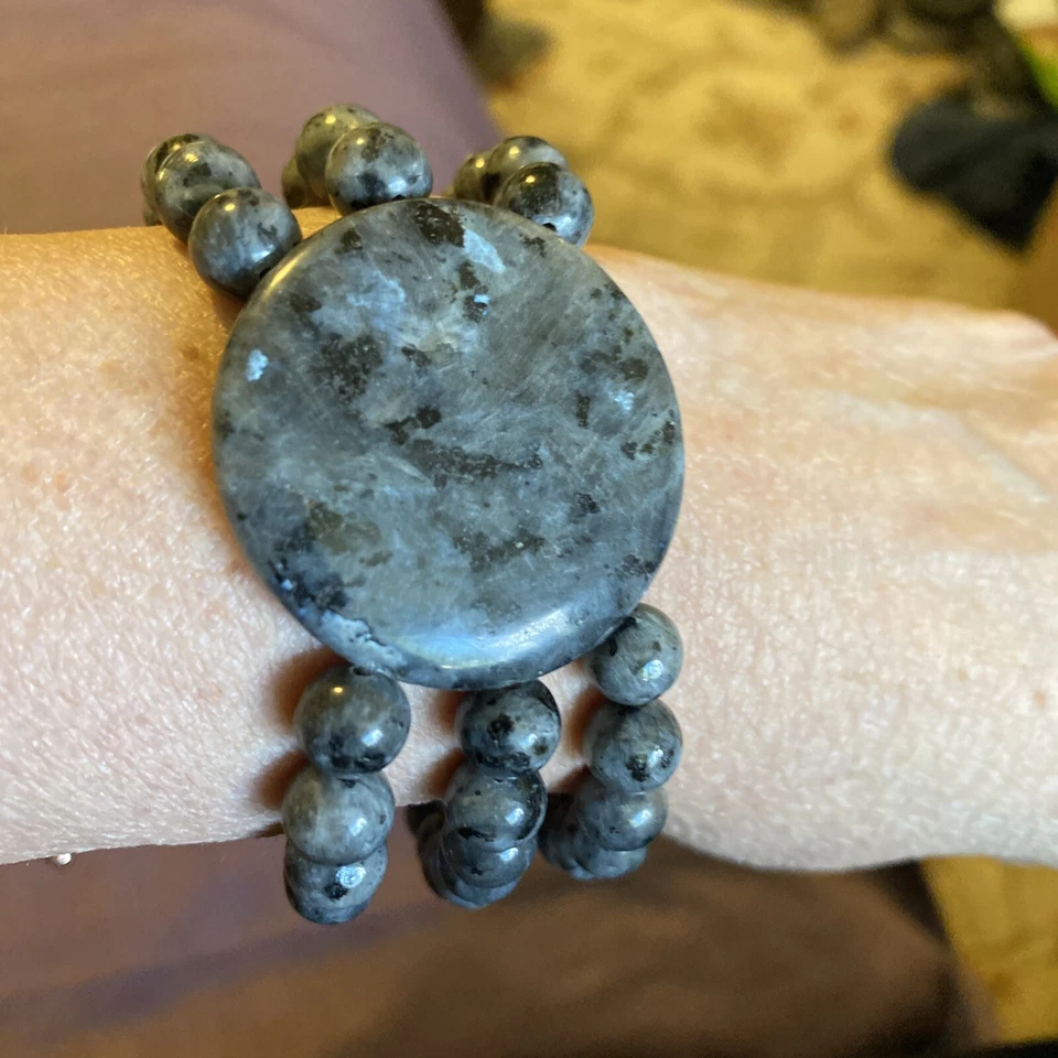 3 Strand Bracelet With Round Statement Piece In The Center. Dark. Grey - Imagem 2 de 4