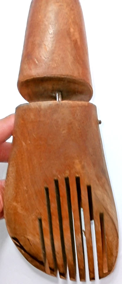 Rare Vintage Size 10 Wooden Shoe Trees , Vented Split Toe, Crest Marked, Tool - Imagem 3 de 4