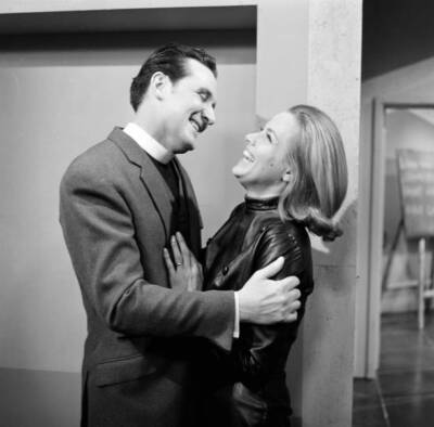 Cathy Gale gets a lingering kiss from John Steed The Avengers 1964 Old Photo 1