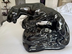 Vintage ceramic TV lamp/night light highly glossy black panther statue on a rock