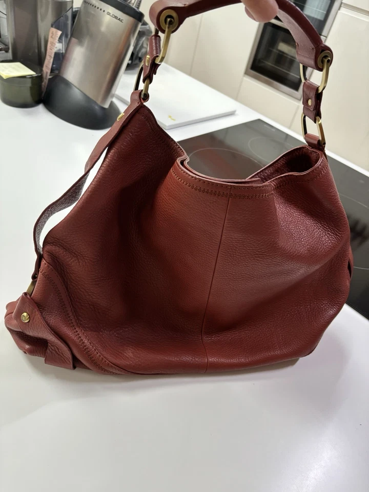 Beautiful Large Oroton Leather Shoulder Bag - Image 4 of 4