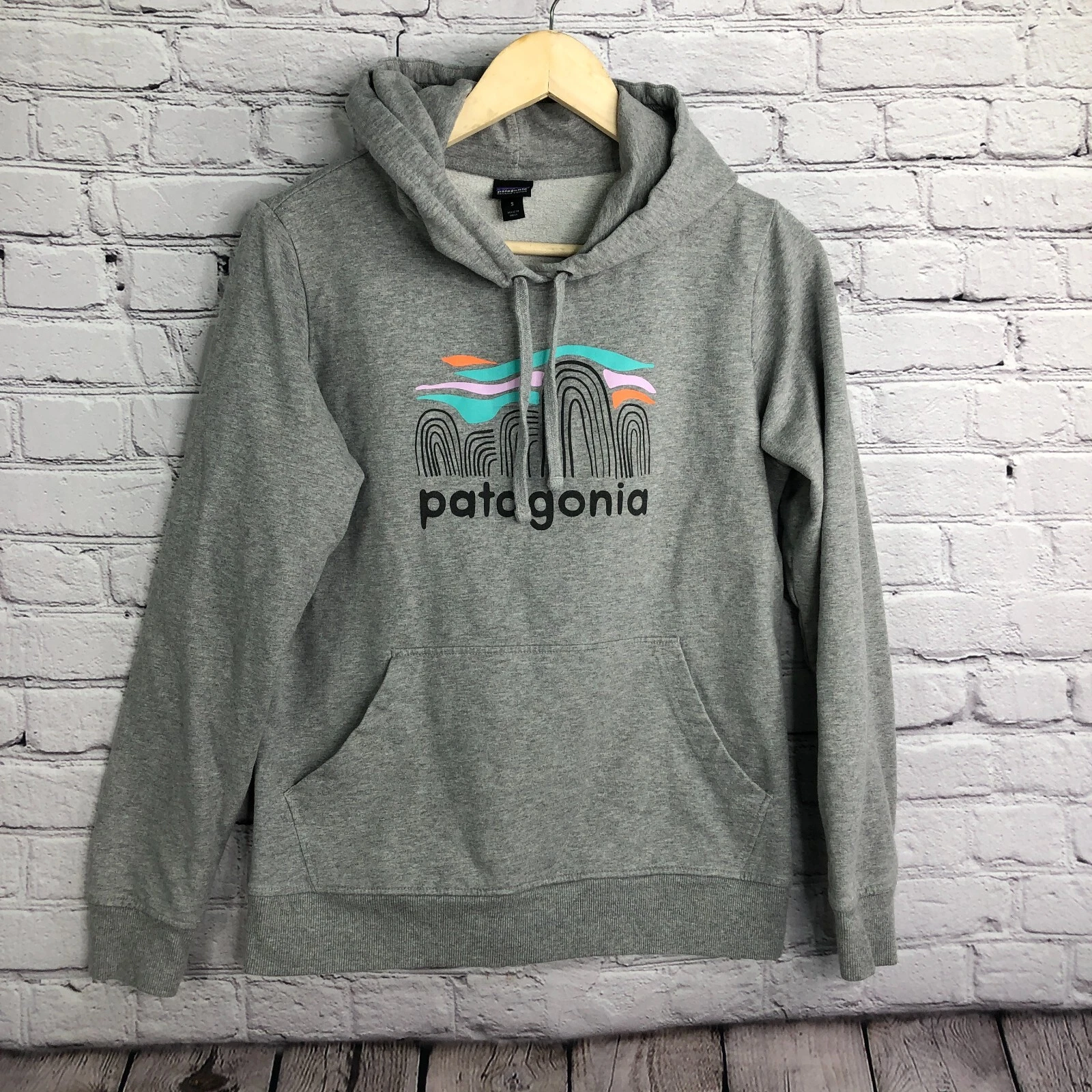 Patagonia Hoodie Women Small Gray Organic Cotton 39533 Kangaroo Pocket Graphic