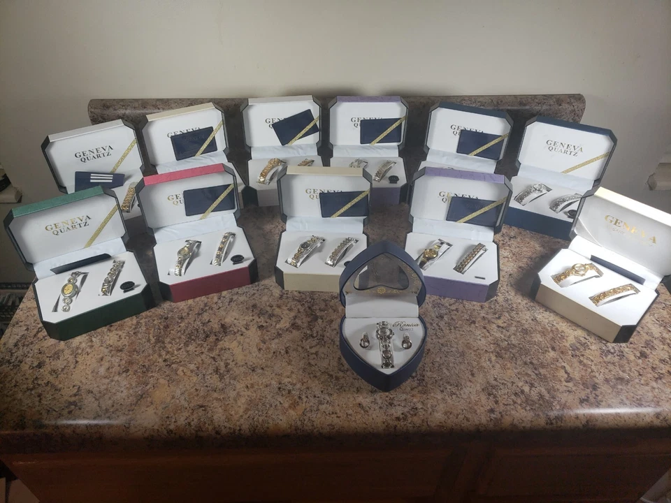Combo de 11 relojes y brazaletes Geneva precio de venta sugerido por el fabricante $250.00ea oro plata conjunto de corazones RONICA  Foto 2 de 4