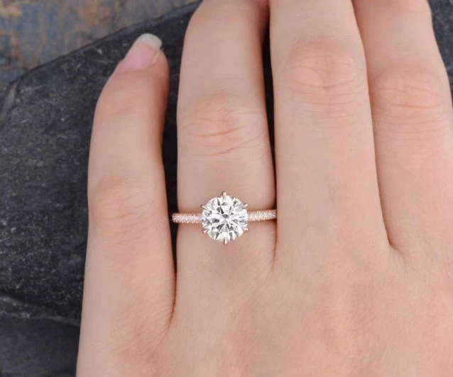 Anillo de compromiso de oro rosa macizo de 10 k con certificado de diamantes cultivados en laboratorio de corte redondo de 2 quilates Foto 4 de 4