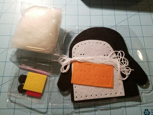 Marca Make Believe Ideas: Kit de manualidades de costura en caja con pingüino Peppa, NUEVO - Imagen 7 de 12