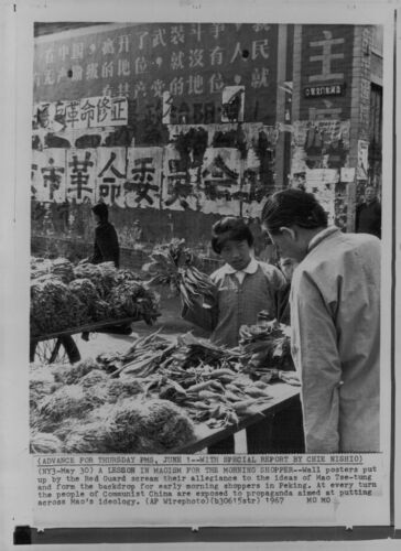 1967 CHINA Communist People Morning Shopper Wire Photo - Foto 1 di 1
