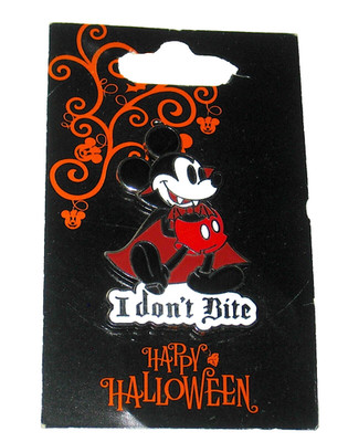 New Disney Pin Mickey *I Don't Bite* as Vampire Costume Halloween Cape Retired