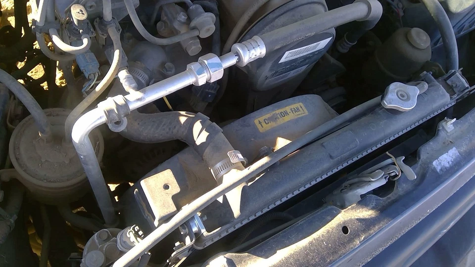 Cubierta del ventilador de refrigeración del radiador Geo Tracker 1996 OEM carcasa de plástico 1,6 l Foto 2 de 4