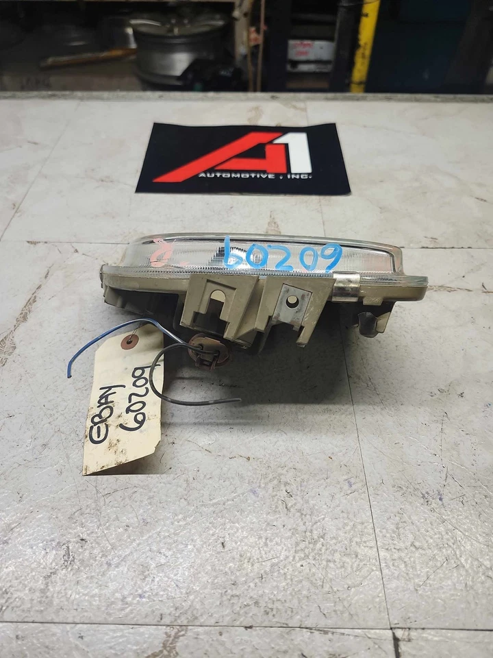 Luz antiniebla para pasajero derecho Mazda MPV 2000-2001 montada en parachoques OEM Foto 3 de 4