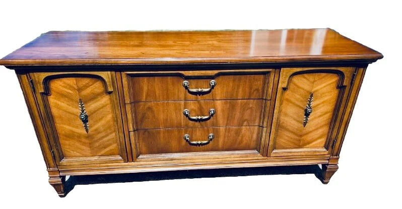 二十世纪中叶餐具柜自助餐/Credenza联合家具64英寸,3个抽屉/2门 — 第 2/4 张图片