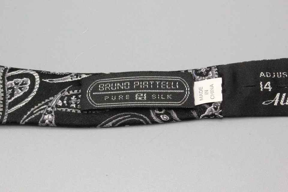 Pajarita de seda ajustable BRUNO PIATTELLI. Paisley negro con plata. Foto 3 de 3