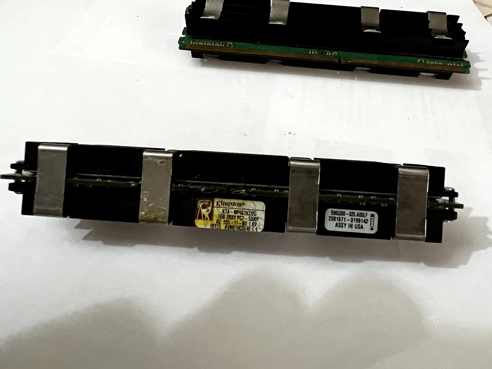 1 GB, Kingston MP667K3/2G 1 GB 2RX8 PC2-5300 F. 2 GB de memoria Foto 3 de 4