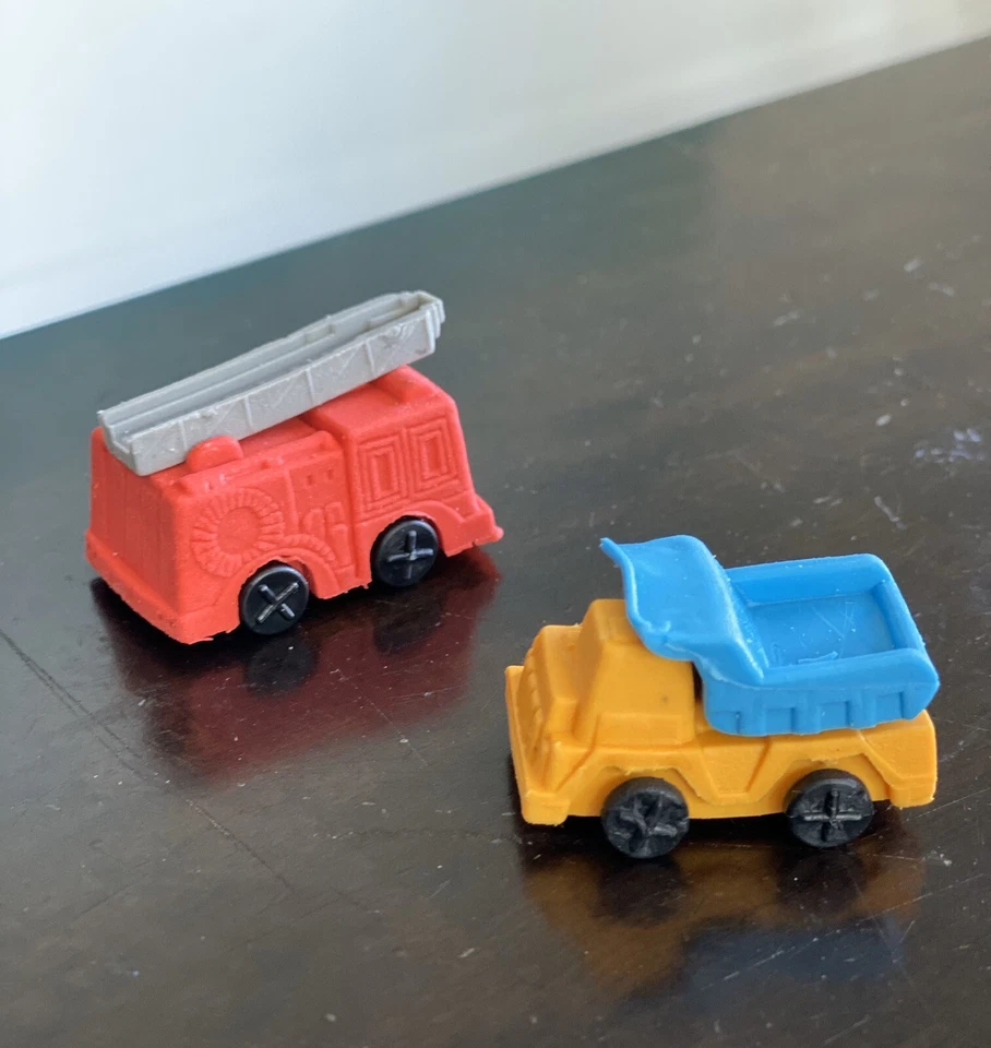 ¡12 gomas de borrar de volteo y camión de bomberos con ruedas que se mueven! Estados Unidos Foto 2 de 3