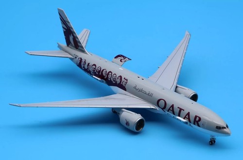 JC WINGS QATAR CARGO B777F MOVED BY PEOPLE 1:400 DIECAST JC4QTR0114C IN STOCK - Picture 2 of 3