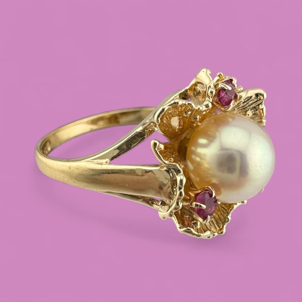 Vintage 14K Gold 7.5mm Pearl & Ruby Textured Flower Statement Ring 3.3g - Image 4 of 4