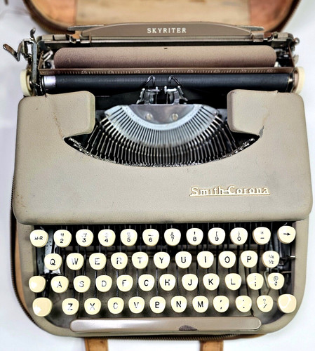 Vintage Smith Corona Skyriter Ultra Portable Light Typewriter In Case