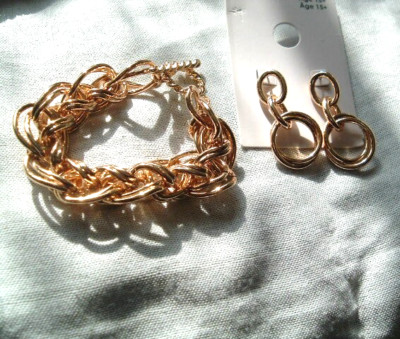 Classic Bijoux Chunky Goldtone Bracelet and Hoop Pierced Earring Set New w Tag
