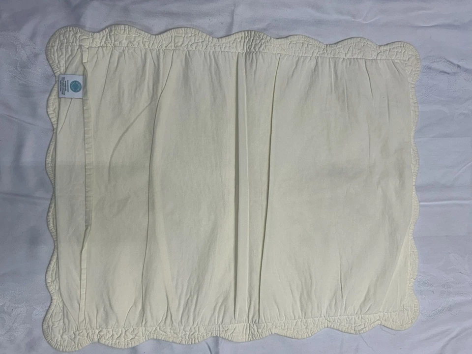 Juego de 2 fundas de almohada acolchadas blancas Martha Stewart, tamaño 25"L X 20"W. 3W Foto 3 de 4