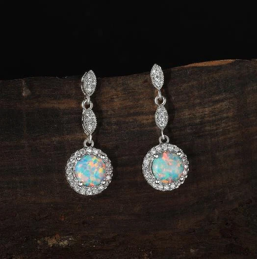 Preciosos aretes colgantes redondos de plata con piedras preciosas de ópalo de fuego blanco de 2 piedras de Navidad Foto 2 de 4