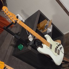 Fender Stratocaster 2011 White Electric Guitar Maple FB RH 21-Fret w/ Strap