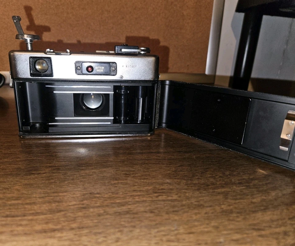 Yashica Electro 35 GSN 35mm Film Camera 1:1.7 45mm Lens - Untested - Image 3 of 4