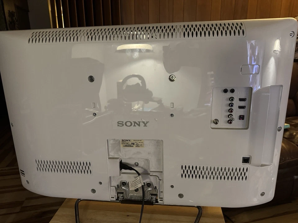 Sony Internet TV NSX-32GT1 32 in  HD Google TV - With Remote *Read!* - Image 4 of 4