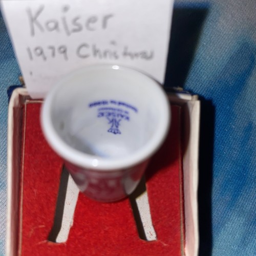 Thimble Kaiser W Germany CHRISTMAS 1979 Shepherds Porcelain Red Vintage - Picture 7 of 10