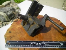 VINTAGE 1920s 4” X 6" HEAVY CAST IRON BENCH TOP CARPENTERS CORNER VISE / CLAMP