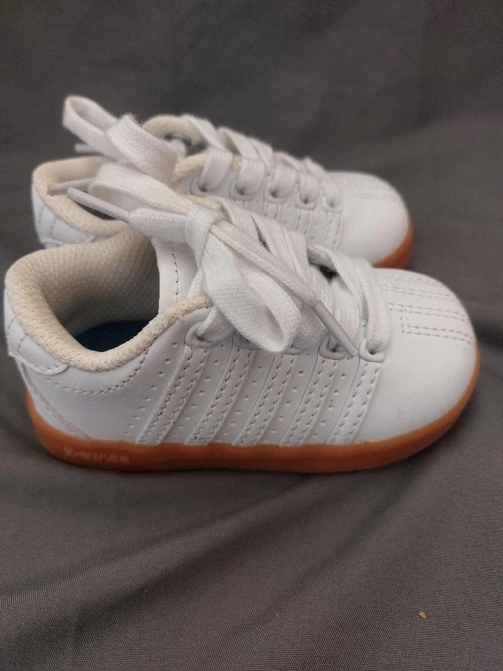 Zapatillas deportivas K-Swiss de cuero blancas con cordones para niños pequeños talla 5 Foto 4 de 4