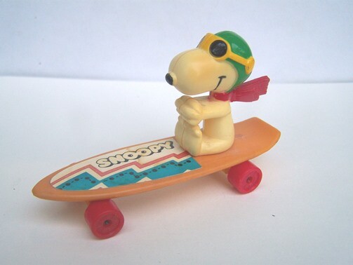 VINTAGE PEANUTS - SPORTS - SNOOPY THE FLYING ACE ON
