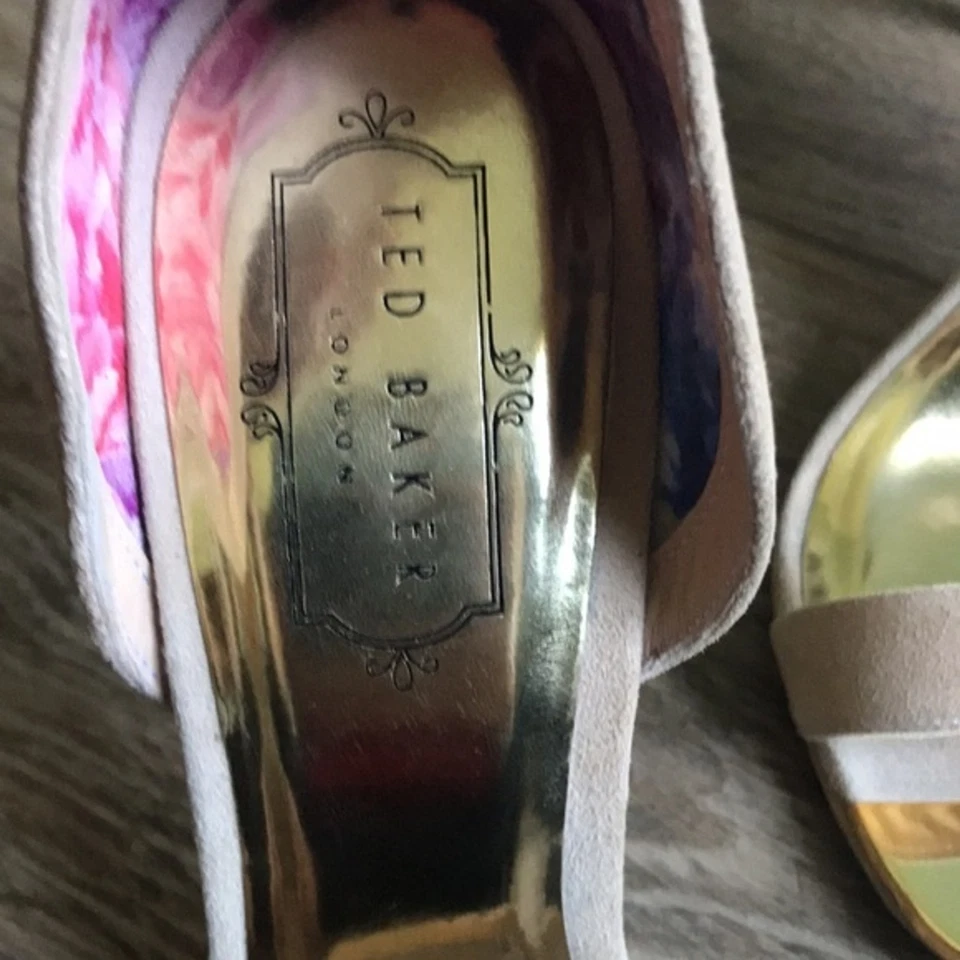 Ted Baker London | Tacones de aguja de gamuza nude con puntera dorada. Tirantes. Talla 39.5 US 8.5 Foto 3 de 4